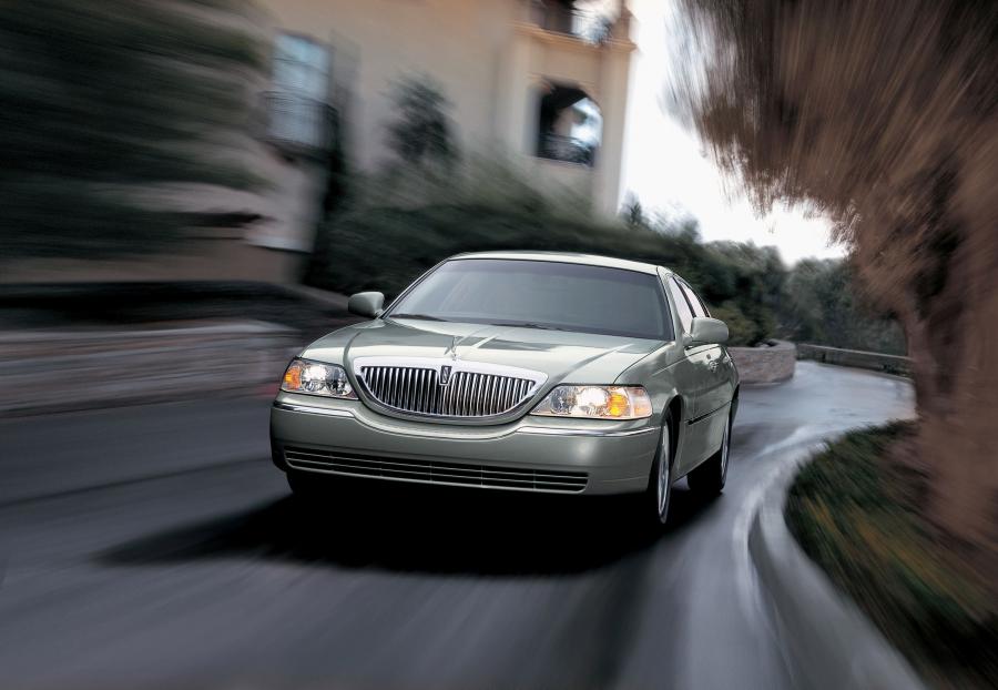  Lincoln Town Car 2003 года  (фото 36 из 68)